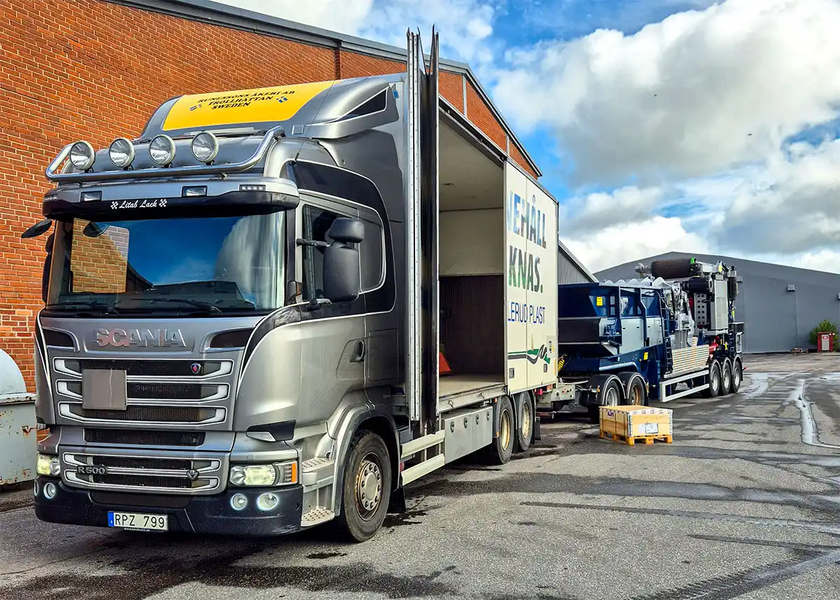 Lastbil som lastas eller lossas.