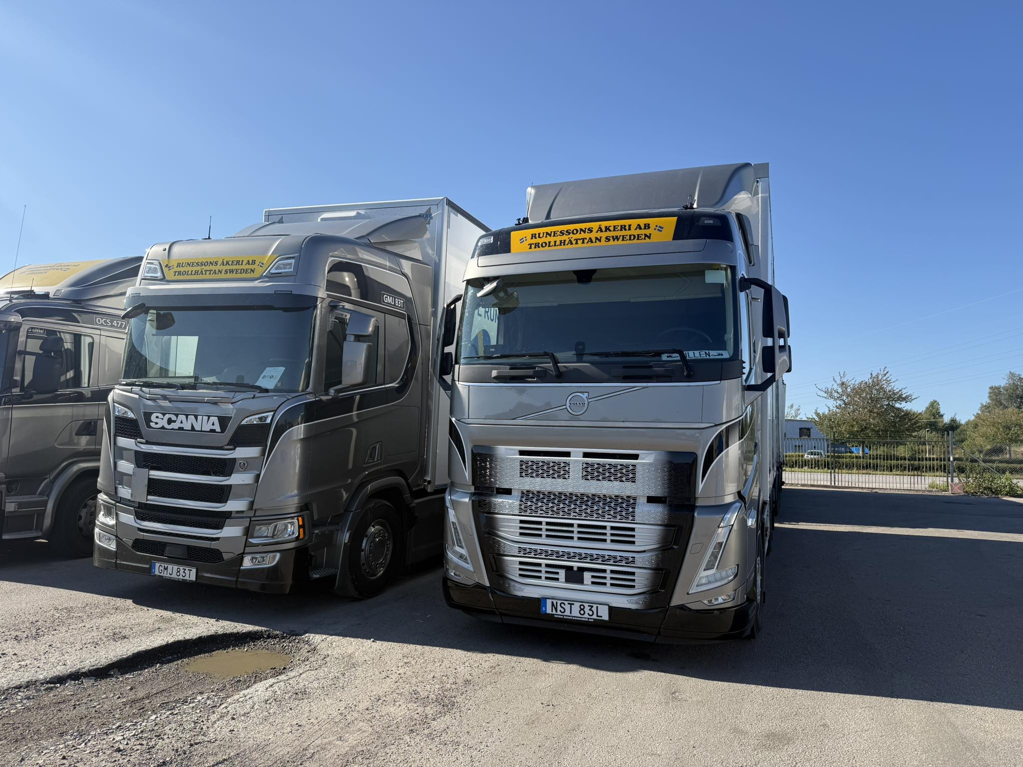 Lastbilar från L. Runessons Åkeri AB står parkerade bredivid varann